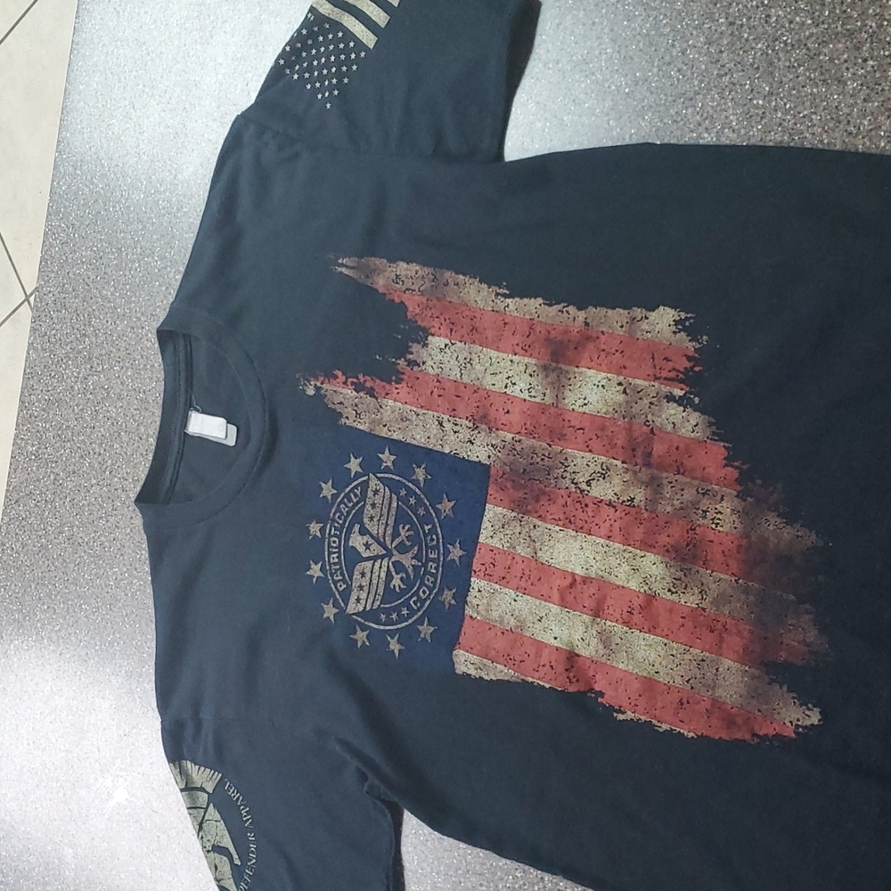 Defender apparel size lg tee